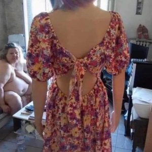 Wie findet ihr das neue Kleid meiner Frau?