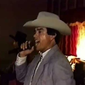 Urig schneidiger Mexikaner singt a weng