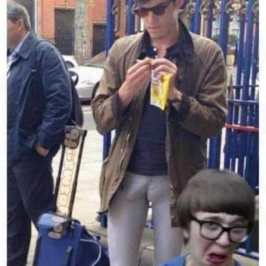 Wenn die Hose so eng ist, dass man die Blutgruppe ablesen kann