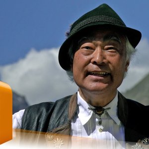 Freundlicher Takeo Ischi jodelt a weng